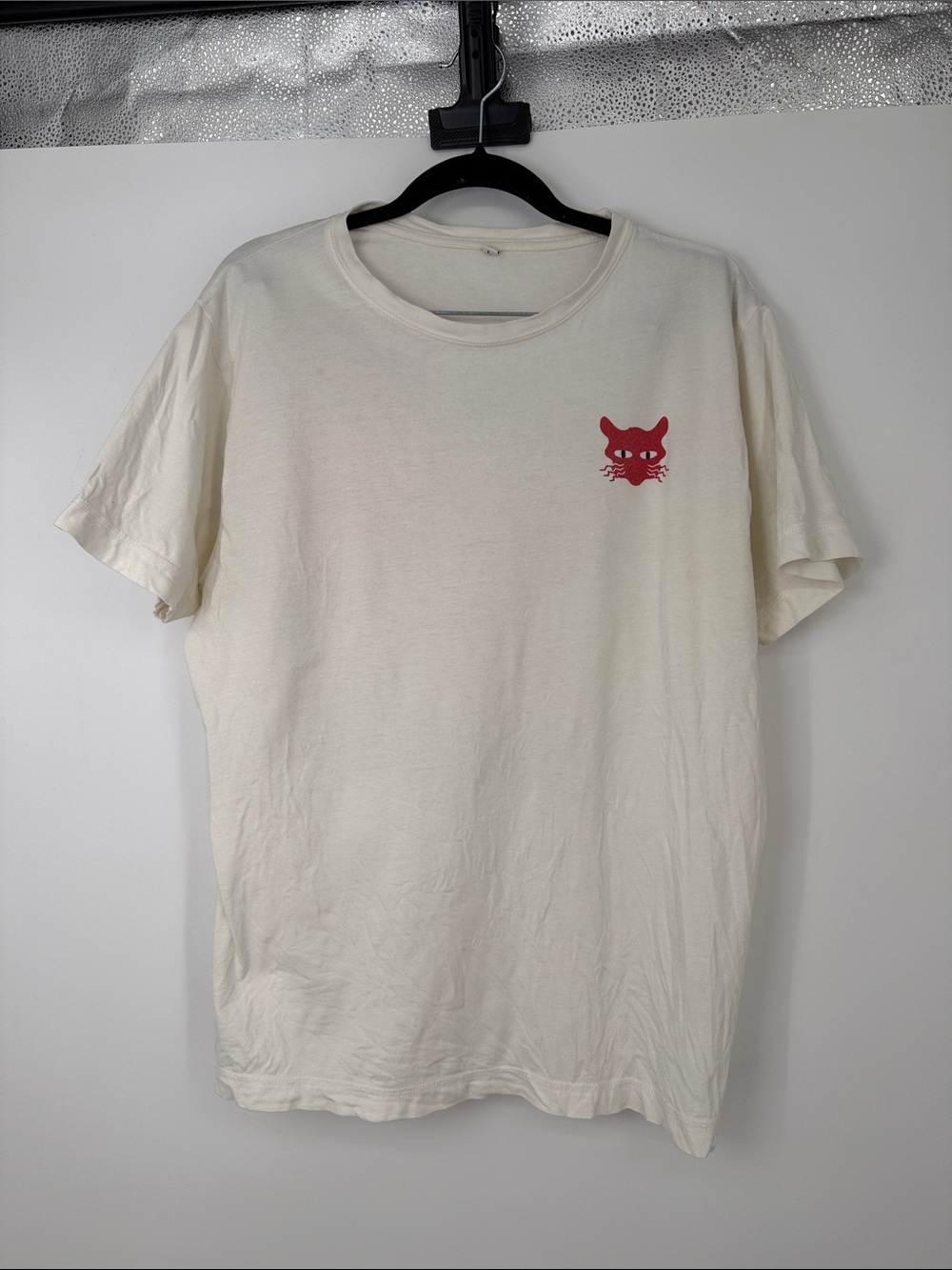 Cream Short-Sleeve Tee with Red Cat Chest Graphic “Nine Lives” size L